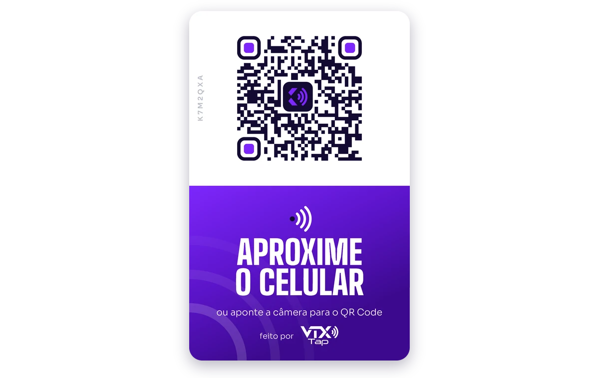 Verso da plaquinha padrão, em pé: o QR Code em cima, o código em pé à esquerda e a faixa roxa embaixo