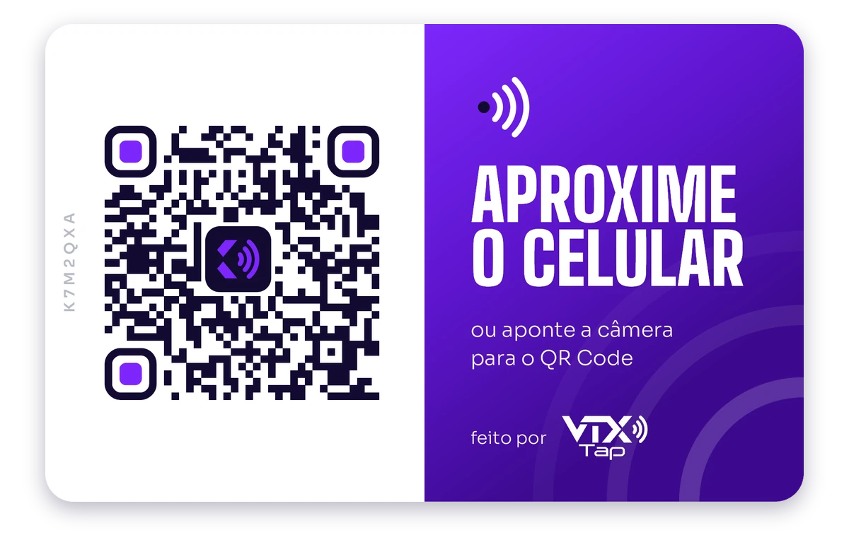 Frente da plaquinha padrão, deitada: QR Code com a logo da VTX Tap e, à direita, a faixa roxa com Aproxime o celular, a dica do QR e feito por VTX Tap