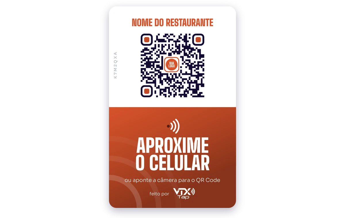 Verso da plaquinha personalizada, em pé: o nome do restaurante, o QR Code, o código em pé à esquerda e a faixa na cor dele