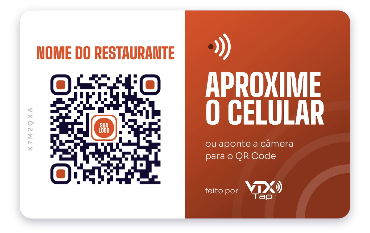 Frente da plaquinha personalizada, deitada: o nome do restaurante, o QR Code com o espaço da logo dele no meio e a faixa na cor do restaurante
