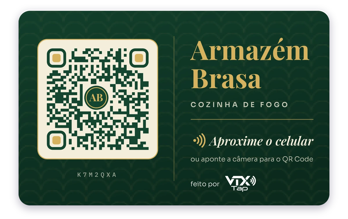 Exemplo de plaquinha sob demanda, frente deitada: arte própria de um restaurante em verde e dourado, com o QR Code numa placa creme